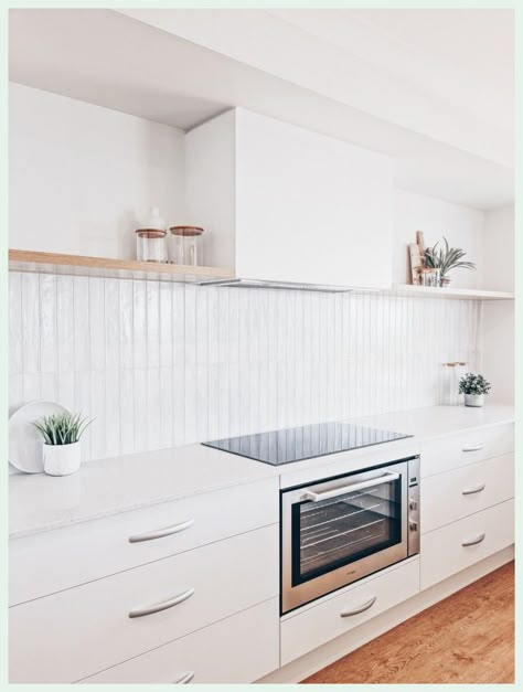 Modern Kitchen Splashbacks, White Kitchen Splashback, Kitchen Splashback Tiles, Scandi Kitchen, Kitchen Countertop Decor, White Kitchen Tiles, Countertop Decor, New House - Kitchen, Kitchen Splashback