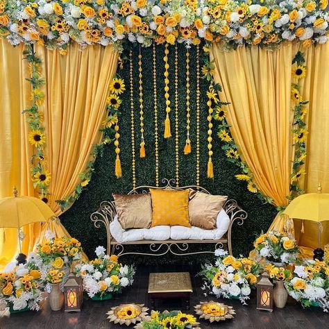 Haldi Decore Idea, Haldi Mendhi Decoration, Haldi Ceremony Setup, Sunflower Ganpati Decoration, Sunflower Indian Wedding Decor, Mehandi Setup Decor, Sunflower Mehendi Decor, Mehndi And Haldi Decor, Haldi Designs Decor