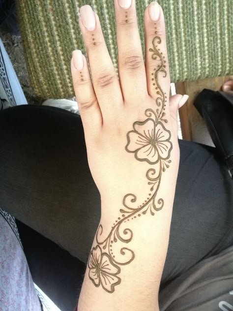 Henna Design Ideas Hand, Guitar Henna Design, Easy Henna Designs On Leg, Henna Tattoo Designs Stencil, Hena Ideas Hand, Vines Henna Designs, Waist Henna Design, Henna Flower Tutorial, Henna Tattoo Designs Step By Step