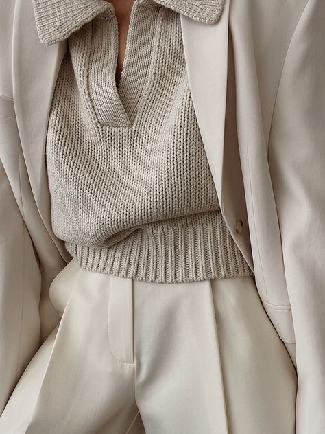 instagram @modedamour | MODEDAMOUR Elegant Tips, Minimalist Fashion Women Outfits, Outfits Minimal, Beige Outfit, Monochrome Outfit, Minimal Classic, Minimal Chic, Neutral Fashion, Women Outfits