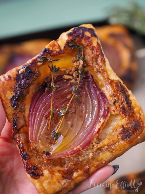 Upside Down Puff Pastry Onion Tart, Cooking Upside Down, Upside Down Tartlets, Onion Tartlets Appetizers, Upside Down Cooking, Upside Down Caramelized Onion Tart, Puff Pastry Upside Down Recipes, Up Side Down Puff Pastry, Upside Down Puff Pastry Appetizers