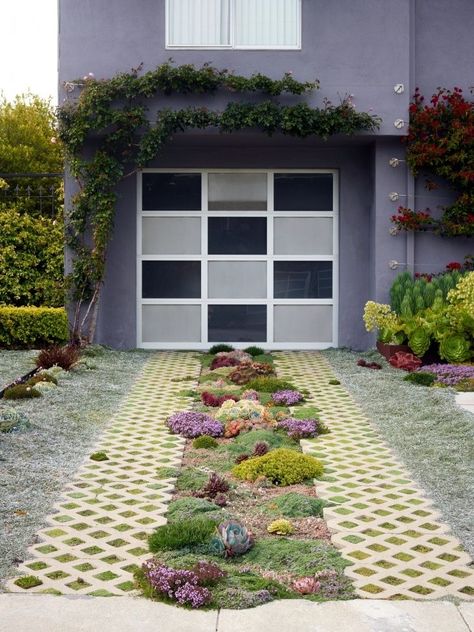 In the tiny front yard of client Madeleine Nash in San Francisco’s Castro neighborhood, designer Dan Carlson of Wigglestem Gardens created a midget landscape with giant impact. Green Driveway, Permeable Driveway, Grass Pavers, Permeable Pavers, Driveway Paving, Driveway Ideas, Driveway Design, Driveway Landscaping, Paver Driveway