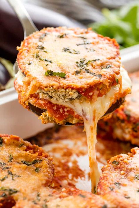 Delicious Baked Eggplant Parmesan with crispy coated eggplant slices smothered in cheese and marinara. #thestayathomechef #bakedeggplantparmesan #eggplantparmesan #eggplant #vegetarian Resep Vegan, Baked Eggplant Parmesan, Eggplant Parmesan Baked, Egg Plant, Vegetarian Meal Prep, Eggplant Dishes, Resep Diet, Baked Eggplant, Eggplant Parmesan