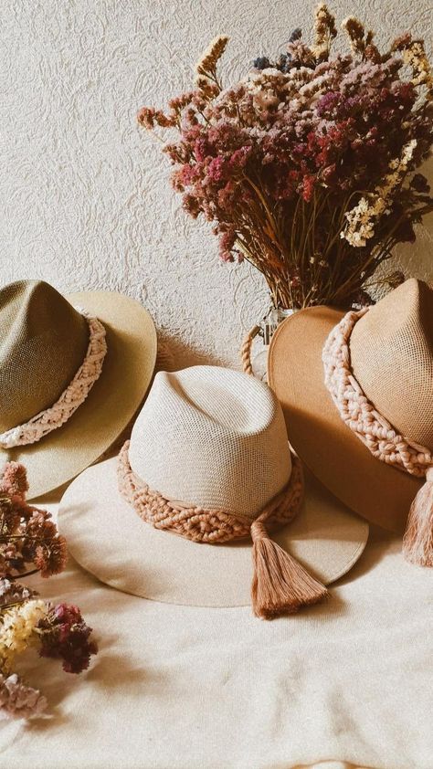 Macrame Hatband, Sombreros Aesthetic, Hat Macrame, Macrame Aesthetic, Macrame Hat, Macrame Headband, Thrifty Crafts, Macrame Fashion, Boho Hats