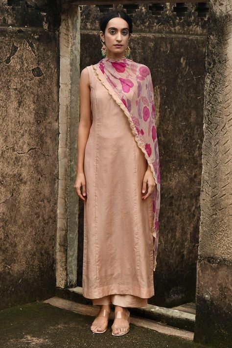 Sleeveless Kurta Set, Sabyasachi Dresses, Churidar Design, Long Kurta Designs, Silk Kurta Set, Kurta Sets For Women, Blonde Asian, Trendy Outfits Indian, Sugar Rose