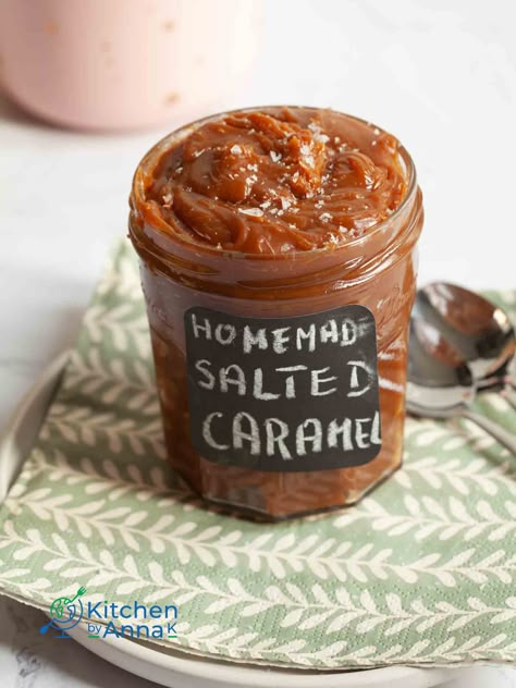 Homemade salted caramel sauce Thick Caramel Sauce Recipe, Home Made Carmel, Salted Caramel Sauce Recipe, Recipes For Dips, Homemade Salted Caramel, Salted Caramel Apple Pie, Chocolate Ganache Frosting, Homemade Caramel Sauce, Caramel Apple Pie