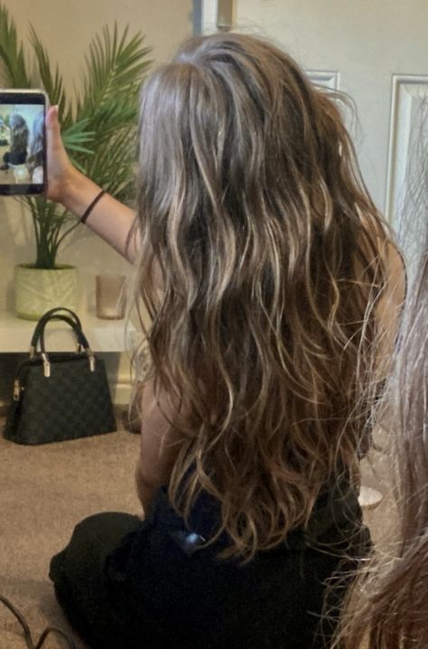 Hair Inspo Summer, Long Messy Hair, Messy Wavy Hair, Wavy Beach Hair, Brown Wavy Hair, Long Hair Waves, Blonde Wavy Hair, Brown Hair Inspo, Beach Wave Hair