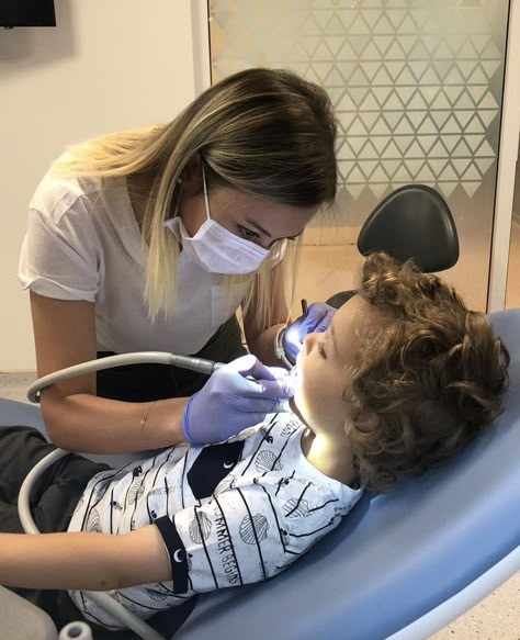 Pediatric Dentistry Aesthetic, Dental Hygenist Outfits, Pediatric Dentist Aesthetic, Dentistry Student Aesthetic, Dentist Career, Dentist Aesthetic, Dentistry Aesthetic, Medical Assistant Student, Dental Aesthetics