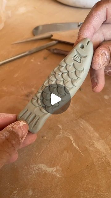 Ceramics Videos on Instagram: "How to make ceramic fish 🐟 by @umi_goods" Diy Air Dry Clay Fish, Pottery Animals Sculptures, Cute Clay Figures Easy, Small Ceramic Projects, Clay Texture Ideas, Clay Animals Easy, Das Clay Ideas, Clay Spoon Rest, Small Clay Projects