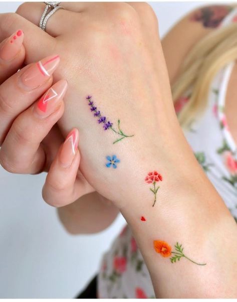 Colorful Tatoos Woman, Tiny Color Tattoos, Small Color Tattoo, Small Colorful Tattoos, Simple Flower Tattoo, Hand And Finger Tattoos, Handpoke Tattoo, Small Flower Tattoos, Geniale Tattoos