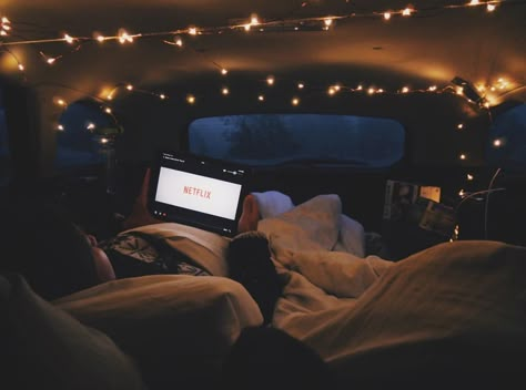 Van Date Night, Movie Drive In Date, Movie In Car, Movie Aethstetic, Car Sleepover, Couple Watching Tv, Combi Hippie, Sleep In Car, Cinema Date