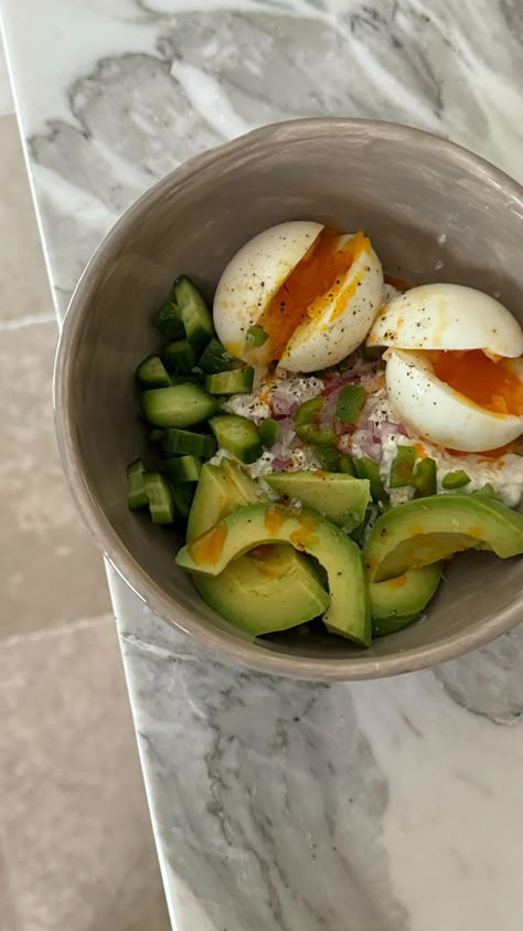 My latest breakfast fixation is packed with protein & healthy fats and the combinations are endless! Here’s how I’m liking it right now: + cottage cheese + red onion + jalapeño + soft boiled eggs + cucumber + avocado + chili oil + maldon + cracked black pepper. What high protein combos are you having? Tap to follow me on instagram for more high protein breakfast ideas, lifestyle, mom hacks, and more!