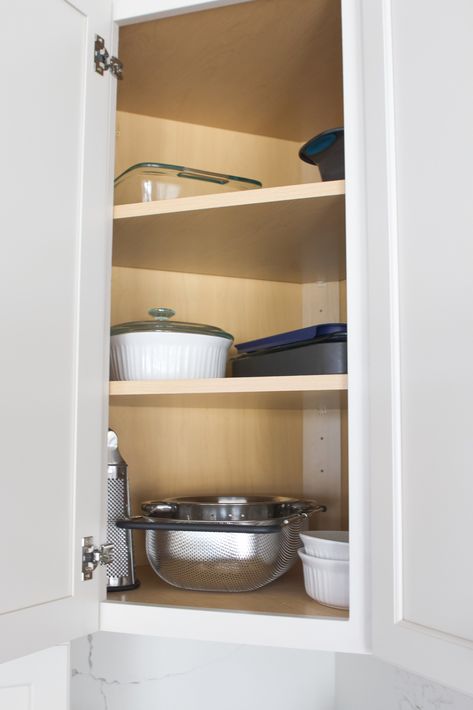 Tips to organize corner cabinets Deep Corner Cabinet Organization, Kitchen Corner Cabinet Ideas, Corner Kitchen Cabinet Ideas, Corner Cabinet Organization, Organize Kitchen Cabinets, Kitchen Cabinets And Drawers, Sconces Kitchen, Open Shelving Kitchen, Backsplash Marble