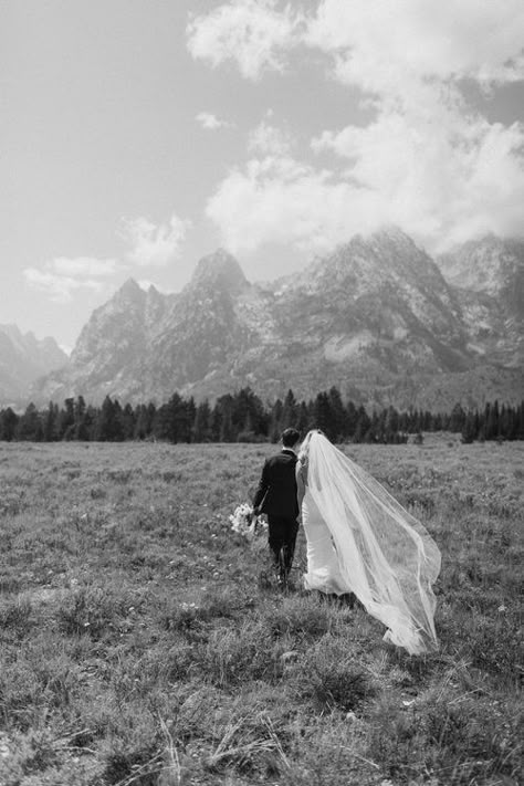 Bridal Photos Mountains, Mountain Wedding Photography, Jackson Wyoming Summer, Scenic Wedding Photos, Modern Mountain Wedding, Wyoming Summer, Classic Wedding Photos, Wedding Photography Creative, Mountain Photoshoot