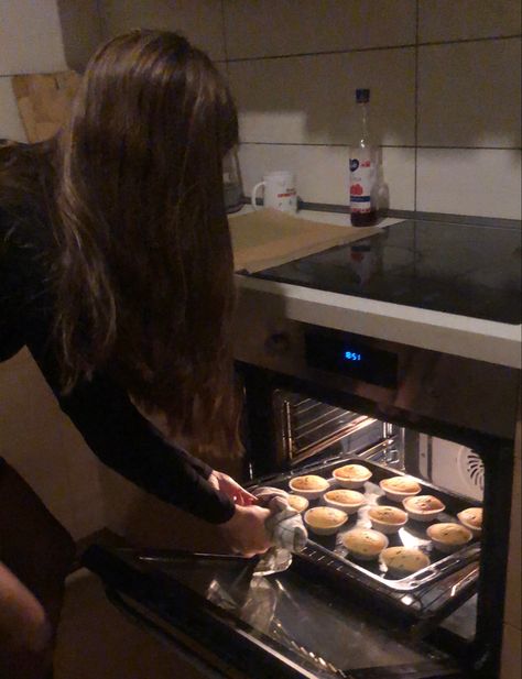 Girl Cooking Aesthetic Faceless, Best Friend Baking, Woman Baking Aesthetic, Bakery Aesthetic Girl, Cooking And Baking Aesthetic, Baking Aesthetic Girl, Cooking Aesthetic Girl, Woman Baking, Baker Aesthetic