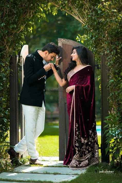 Velvet Saree Sabyasachi, Pre Wedding In Saree, Couple In Saree, Sabyasachi Groom, Saree Sabyasachi, Saree Bride, Sabyasachi Saree, शादी की तस्वीरें, Pre Wedding Photoshoot Props