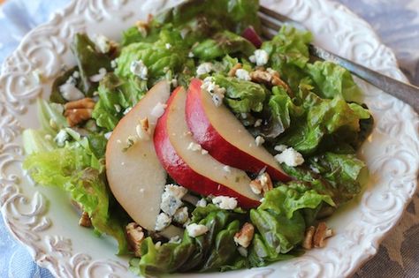 Savory Pear Recipes, Pear And Gorgonzola, Roasted Pear Salad, Poached Pears Recipe, Salad With Lettuce, Traditional Salad, Easy Bruschetta Recipe, Gorgonzola Salad, Pear Salad Recipes