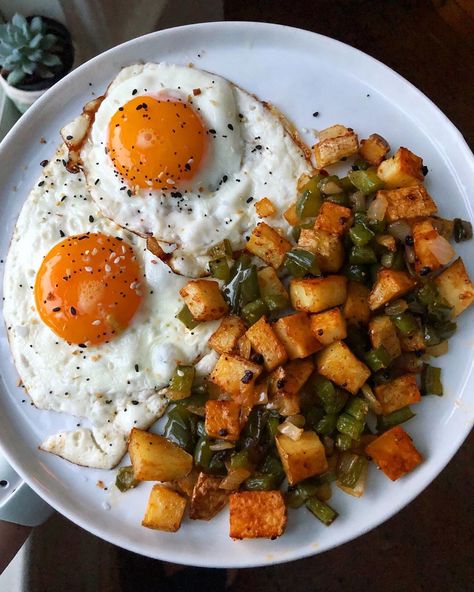 Plats Healthy, Cooking Light Recipes, Fried Eggs, Eat Fat, Cooking Light, Breakfast For Dinner, Vegan Foods, Food Inspo, Light Recipes