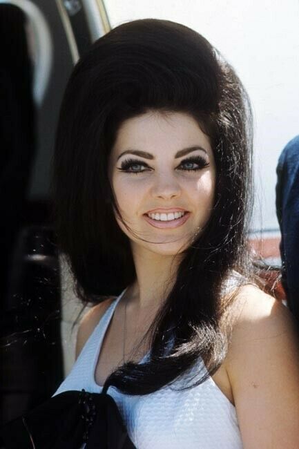 Priscilla Presley Hair, Priscilla Presley Style, Young Priscilla Presley, Elvis Presley Priscilla, 60s Makeup, 1960s Hair, Retro Makeup, Elvis And Priscilla, Priscilla Presley