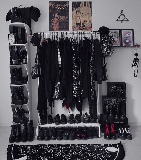 Goth Closet, Alt Room, Emo Room, Grunge Bedroom, Goth Bedroom, Gothic Decor Bedroom, Gothic Room, Gothic Bedroom, Deco Studio