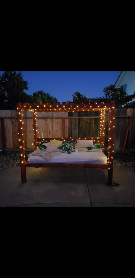 Twin Mattress Couch Diy Patio, Patio Daybed With Canopy, Backyard Daybed Ideas, Outdoor Bed Diy, Diy Outdoor Bed Lounge, Diy Outdoor Bed, Outdoor Daybed Ideas, Patio Couch Diy, Diy Outdoor Daybed