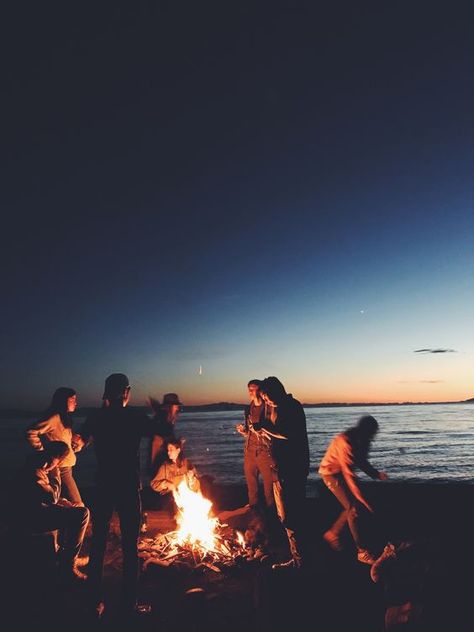 Bonfire Asethic, Bon Fire Aesthetic With Friends, Camp Fire With Friends, Beach Fire Aesthetic, Aesthetic Pictures Vision Board, Bon Fire Aesthetics, Beach Bonfire Aesthetic, Camping Romance, Travel Pictures Airport