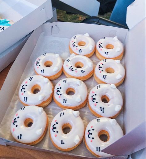 Cute Doughnut Designs, Donut Designs Ideas, Cat Doughnut, Doughnut Decorations, Doughnut Design, Cute Doughnut, Cat Donut, Donut Decorating Ideas, Donut Flavors