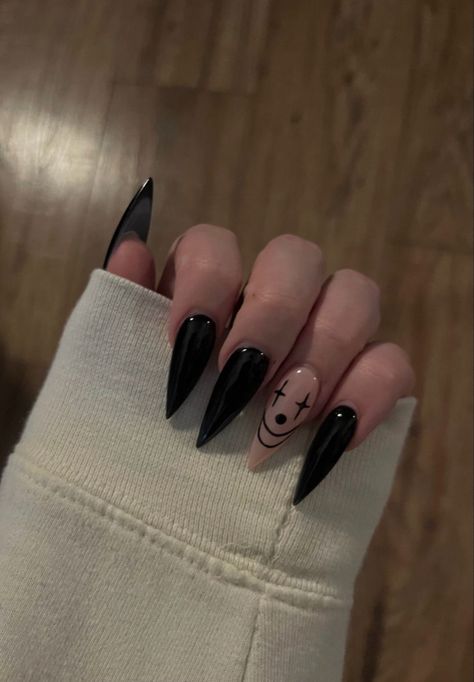 Clown Design Nails, Black Nails Ring Finger Design, Halloween Grunge Nails, Gothic Simple Nails, Black Nail Designs Grunge, Halloween Nails Inspo Aesthetic, Simple Goth Nails Acrylic, Nails Gothic Style, Clown Inspired Nails