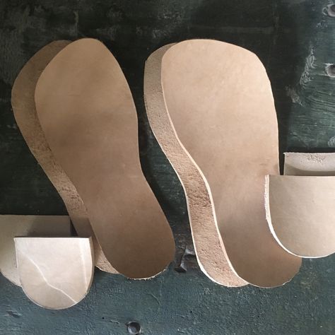 Diy Leather Sandals Pattern, Diy Leather Shoes Pattern, How To Make Sandals, Diy Leather Shoes, Diy Leather Sandals, Sandal Diy, Earthing Shoes, Handmade Shoes Pattern, Homemade Shoes