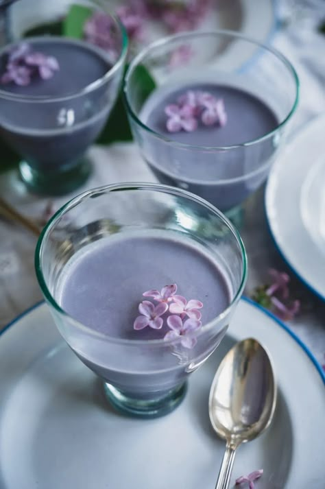 Purple Desserts Ideas, Lilac Recipes, Floral Recipes, Forest Kitchen, Floral Dessert, Brunch Bar, Panna Cotta Recipe, Vegan Summer Recipes, Spring Dessert