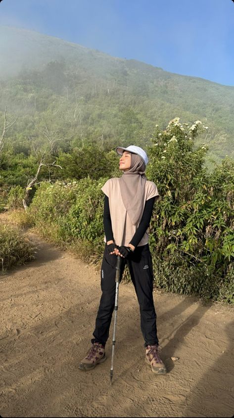 Hiking Outfit Women Hijab, Summer Hiking Fits, Hiking Hijab Outfit, Ootd Hiking Hijab, Hijabi Hiking Outfit, Outfit Hiking Hijab, Hiking Women Outfit, Outfit Camping Hijab, Ootd Camp