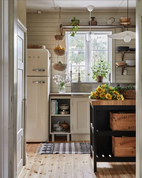 Swedish Summer House, Swedish Houses, Mission House, Scandinavian Cottage, Scandinavian Farmhouse, Swedish Cottage, Sweden House, Large Hallway, Swedish House