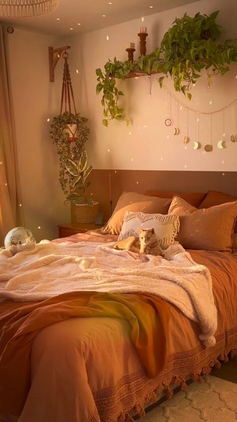 Boho Color Bedroom Ideas, Bedroom Boho Lighting, Earthy Beach Aesthetic Bedroom, Room Inspo Terracotta, Mid Century Modern Bedroom Maximalist, Room Decor Bedroom Orange, Bedroom With Orange Walls, Master Bedrooms Maximalist, Terricata Bedroom