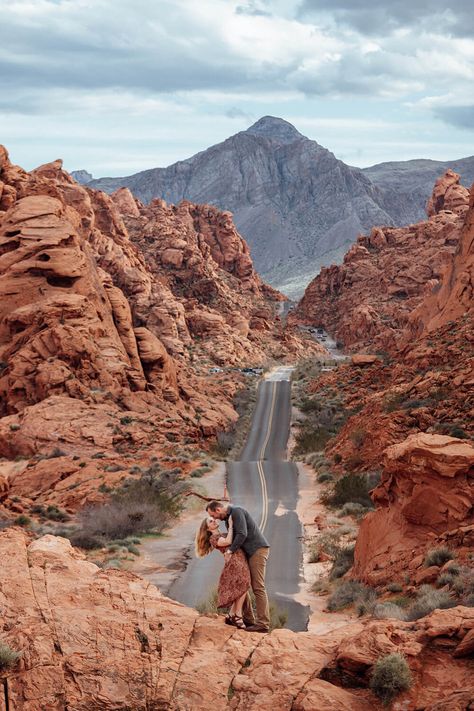 Couple kiss on a road overlooking Valley of Fire State Park outside of Las Vegas. Las Vegas elopement photographer. Valley Of Fire Photoshoot Couple, Valley Of Fire State Park Photography, Red Rock Las Vegas Photoshoot, Las Vegas Photography Locations, Valley Of Fire Engagement Photos, Valley Of Fire State Park Photoshoot, Valley Of Fire State Park Wedding, Las Vegas Couple Pictures, Valley Of Fire Photoshoot