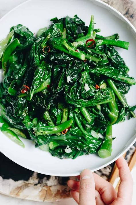 Chinese Broccoli Recipe, Garlic Greens, Broccoli With Garlic Sauce, Leafy Greens Recipes, Easy Vegetable Stir Fry, Chinese Broccoli, Garlic Sauce Recipe, Paleo Side Dishes, Chinese Vegetables