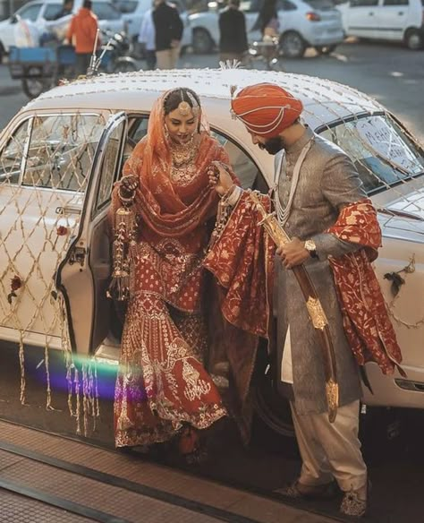 Creative Pre Wedding Photoshoot Ideas, Sikh Wedding Decor, Indian Art And Culture, Wedding Suits For Bride, Sikh Wedding Photography, Indian Wedding Aesthetic, Sikh Bride, Anand Karaj, Wedding Dress Bustle