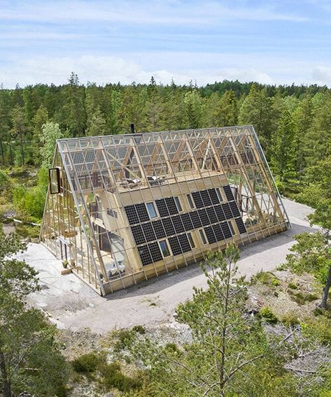 Case Sotterranee, Greenhouse Home, Earthship Home, Home Greenhouse, House In Nature, Passive House, Unique Buildings, A Frame House, Earthship