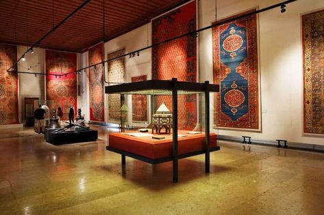 Carpet Store Design, Gallery Exhibition Design, Carpet Exhibition, Museum Interior Design, Carpet Display, Islamic Art Museum, Red Carpet Backdrop, متحف فني, Carpet Store