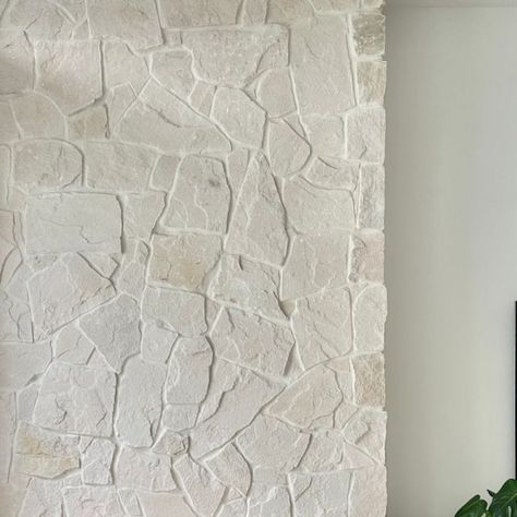 Tumbled on Instagram: "Spotted: Beau Irregular Sandstone Walling in this chic tonal lounge room ✨ Beau’s delicate creamy hues – from milk to brulée – soften harsh whites and offer a myriad of contrasting options. This sandstone has been cut into irregular pieces to create a sense of intrigue, and its surface is reminiscent of the rugged region it’s harvested from. 📍 Visit our Gilbert Street studio to meet Beau in person. Build: @tjebuilt Design: @mavtect_designs Interiors: @michelle_attard_design_studio #NaturalStone #Stone #Design #Architecture #InteriorDesign #LandscapeDesign" Exterior Stone Wall Design, Indoor Stone Wall, Stone Wall Interior Design, Stone Feature Wall, Stone Walls Interior, Sandstone Wall, Stone Wall Design, Stone Wall Cladding, Natural Stone Wall