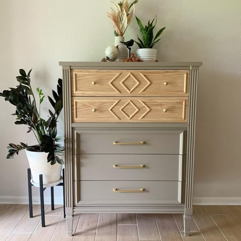 Heather Haynes | I was able to grab this dresser up when my husband was on a trip to Texas 😆 I loved it as soon as I saw it and new exactly what I wanted… | Instagram Paint Dipped Furniture, Unique Furniture Flips, Dresser Flip Ideas, Dipped Dresser, Dresser Color Ideas, Boho Dressers, Boho Dresser Makeover, Gray Dresser Makeover, Dipped Furniture