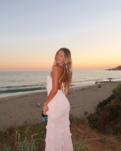 sunset pit stop 🌅🌸 Beach Dress Pose Ideas, Beach Sunset Pics Poses, White Dress Sunset Photoshoot, Sunset Photos Instagram, Solo Digital Pics, Vacation Photo Inspiration, Dress On The Beach Photo Ideas, Posing At The Beach, How To Pose For Beach Pictures