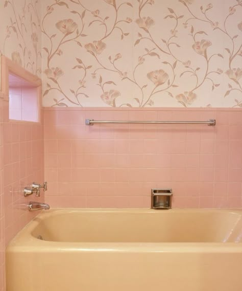 Claw Bathtub, Pink Bathroom Vintage, Pink Bathrooms, Vintage Pink Bathroom, Fairy Things, House Remodeling, Houses Interior, Cute Bedroom, Vintage Bathrooms