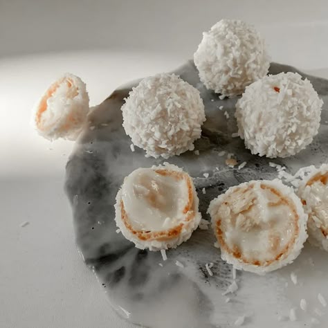 Coconut Cream Truffles, Rafaello Balls, Raffaello Balls, Ferrero Raffaello, Chocolate Coconut Truffles, Ferrero Raffaello Cake, Raffaello Recipe, Homemade Raffaello, Truffles Coconut