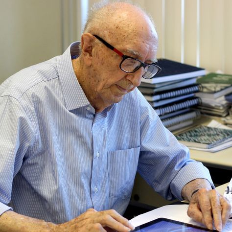 100-year-old man breaks Guinness World Record for working at same company for 84 years Brazil Men, Old Man Pictures, Old Person, Guinness World Records, Textile Company, World Record, Man Set, Guy Pictures, World Records