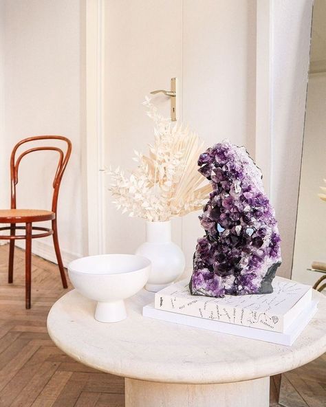 Crystal Living Room Decor, Decorating With Crystals, Crystals At Home, Amethyst Decor, Crystal Room Decor, Spiritual Room, Geode Decor, Content Photos, Meditation Room Decor