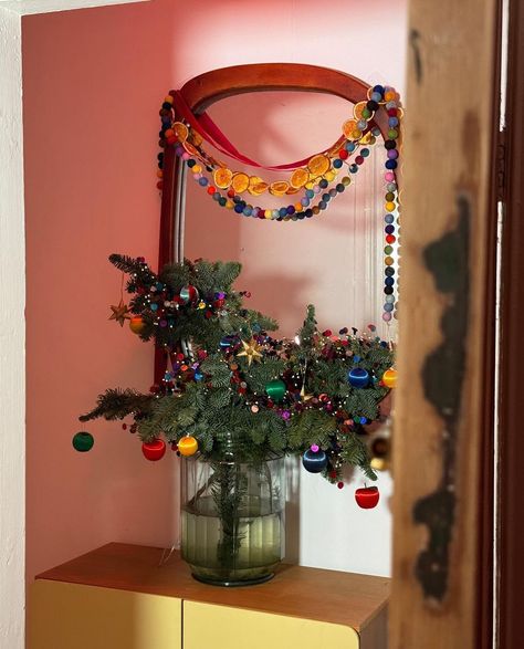 Kitsch Christmas Mantle, Christmas Decor Ideas Retro, Christmas Tree Maximalist, Garland Tree Christmas, Christmas Decor Unique, Casual Christmas Decor, Maxamilist Christmas, Indie Christmas Decor, Maximalist Christmas Decor Ideas