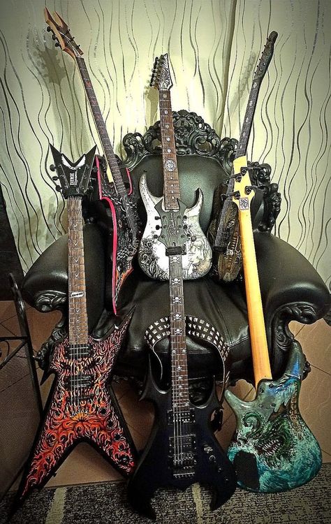 Painting Guitar, Heavy Metal Guitar, Cool Instruments, Pretty Guitars, Instruments Art, Metal Guitar, Electric Guitar Design, Guitar Obsession, Handmade Guitar