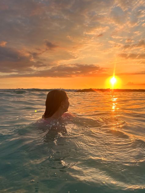 Swimming At Beach Aesthetic, Swimming In Hawaii, Hawaii Holiday Aesthetic, Hawaii Sunset Aesthetic, Hawaii Aesthetic Honolulu, Hawaii Asthetic Picture, Hawaii Instagram Pictures Oahu, Hawaii Oahu Aesthetic, Savannahcore Aesthetic