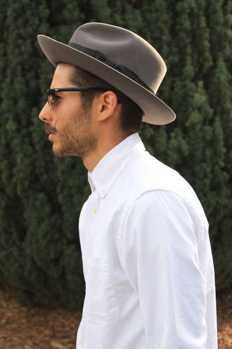 10 Cool Hats For Men To Wear This Summer Grey Fedora Hat Outfit, Wide Brim Fedora Outfit, Grey Hat Outfit, 20s Mens Fashion, Wide Hats, Felt Hat Outfit, Hat Men Outfit, Fedora Men, Hat Outfit Men