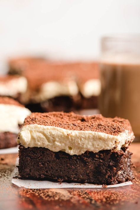 Brownie Tiramisu Recipe, Tiramisu Brownies Recipe, Tiramisu Flavors, Brownie Tiramisu, Espresso Mascarpone, Tiramisu Brownies, New Year's Desserts, Party Food Dessert, Italian Dessert